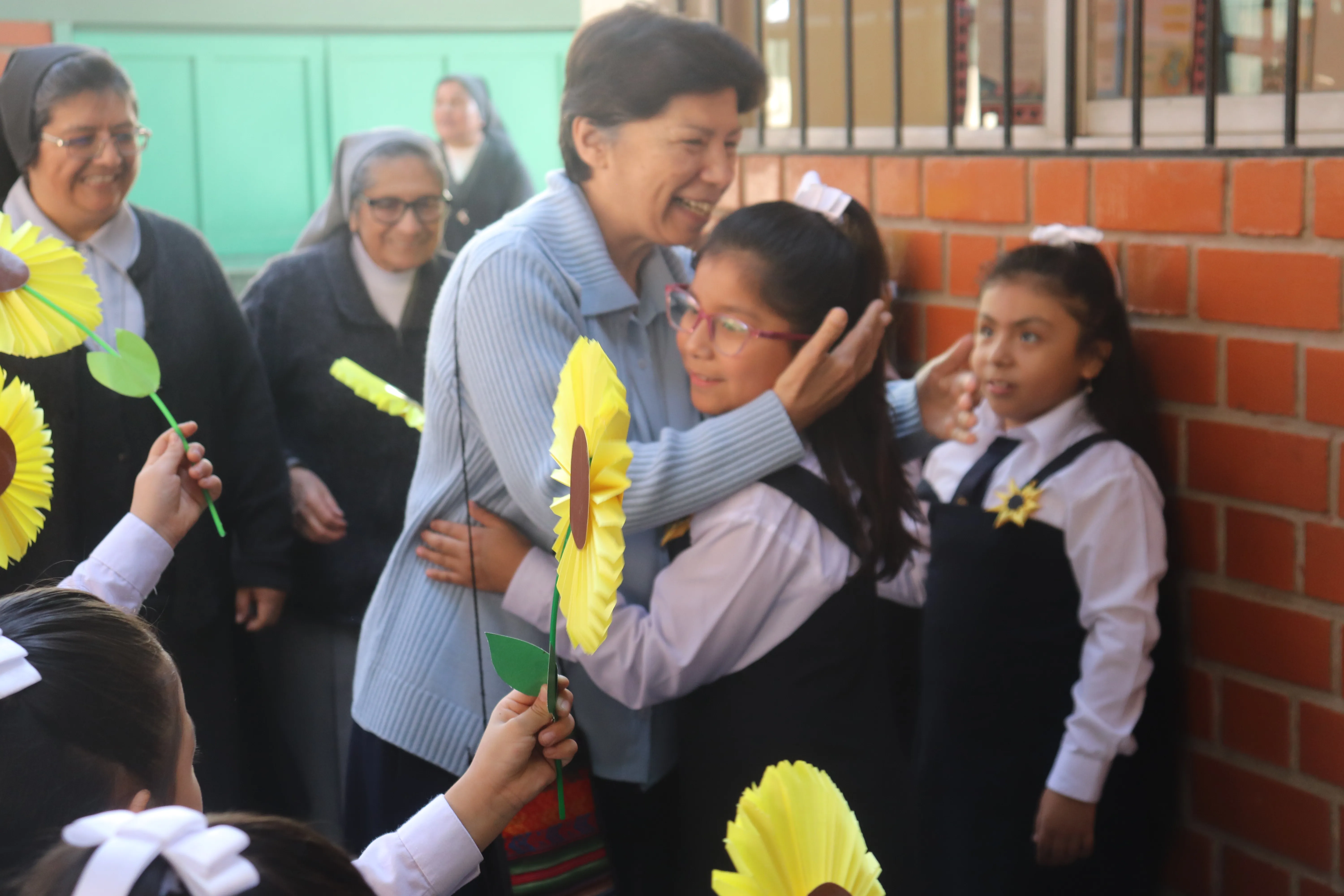 Interacción entre la representante de la hermana general y las estudiantes