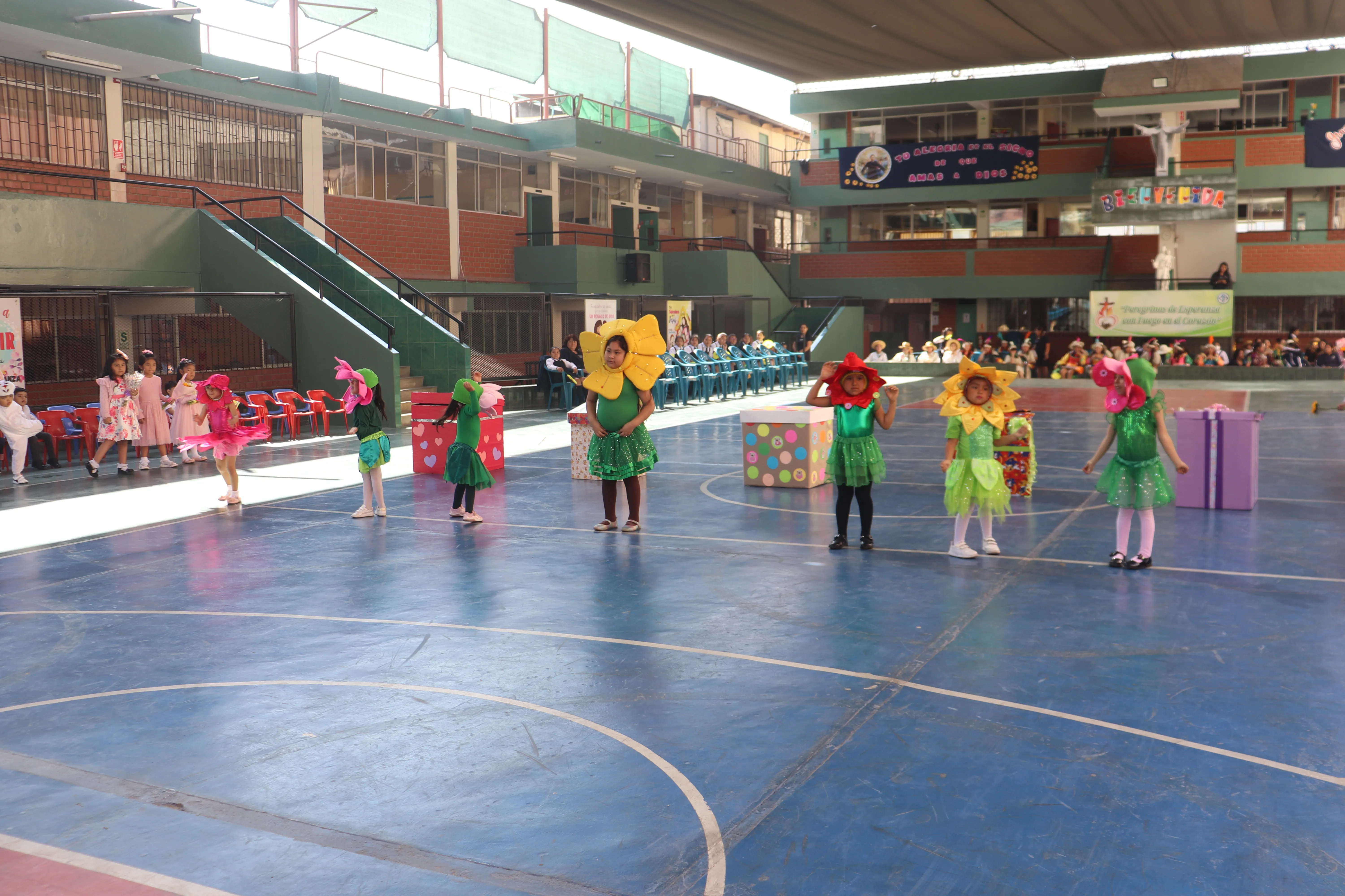 Actuación de bienvenida para la representante de la hermana general