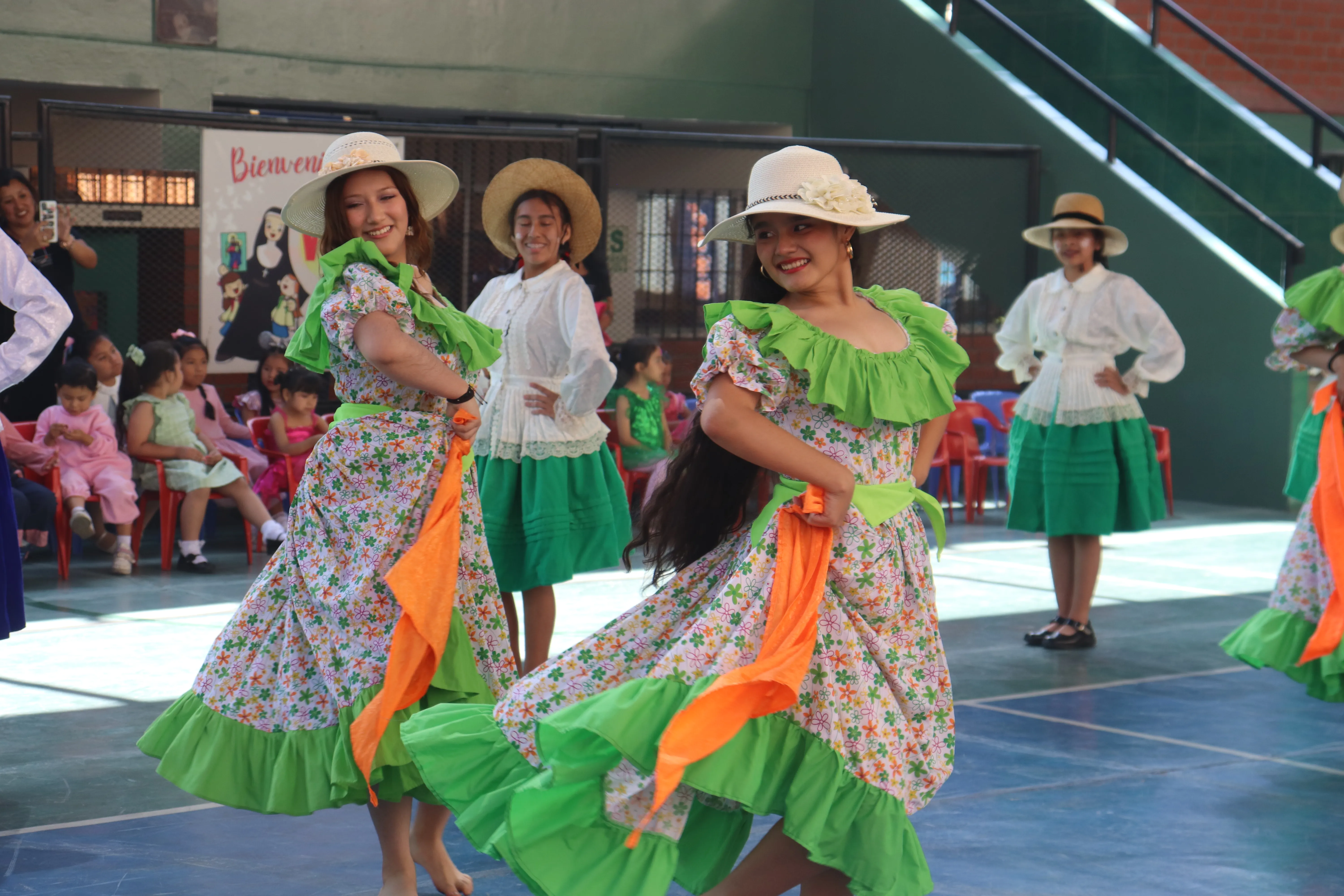 Baile de bienvenida para la representante de la hermana general